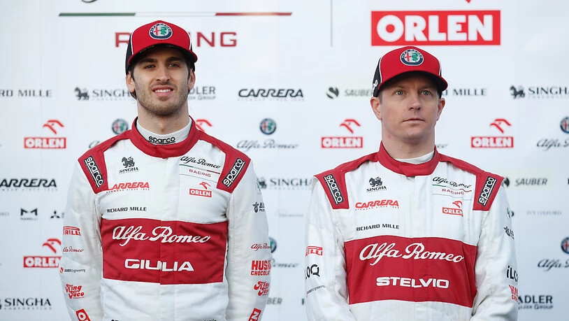 Kimi Räikkönen (rechts) und sein Teamkollege Antonio Giovinazzi posieren im Februar bei den Testfahrten in Montmeló