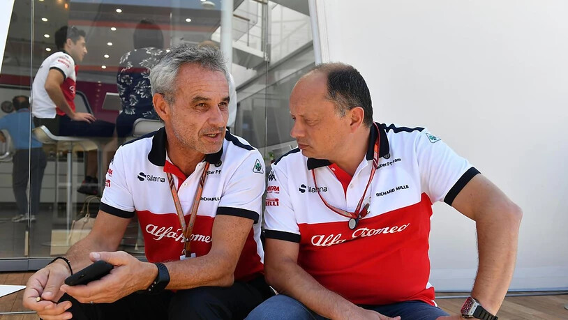 Beat Zehnder (links) im Gespräch mit Alfa Romeos Teamchef Frédéric Vasseur