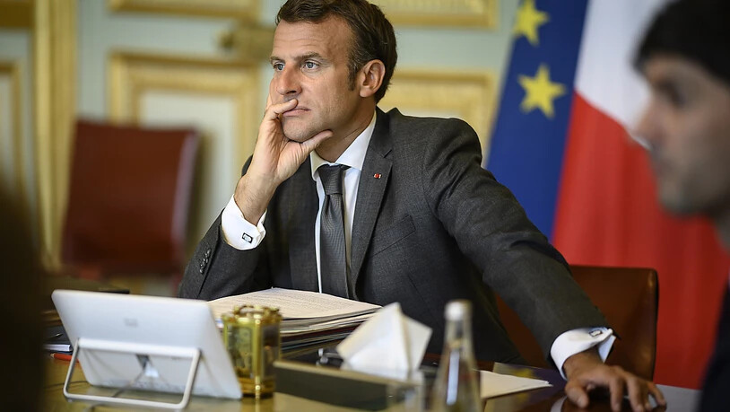 Frankreichs Präsident Emmanuel Macron nimmt im Elysee-Palast an einer Videokonferenz mit EU-Kollegen teil. Foto: Eliot Blondet/ABACA Pool/AP/dpa