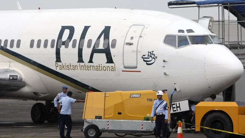 ARCHIV - Ein Passagierflugzeug der Pakistan International Airlines (PIA) steht auf dem Rollfeld einer Militärbasis. (zu dpa "Pakistan International Airlines erteilt 150 Piloten Flugverbot") Foto: -/AP/dpa