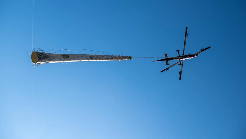Die Holzstämme für den neuen Abenteuerweg im Arosa Bärenland werden per Helikopter angeliefert.  
