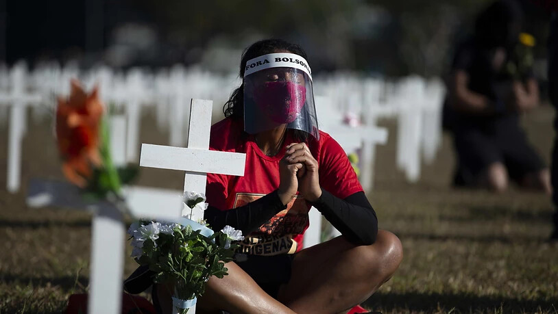 Mit einer Installation aus Kreuzen wird in Brasilien der Opfer gedacht.