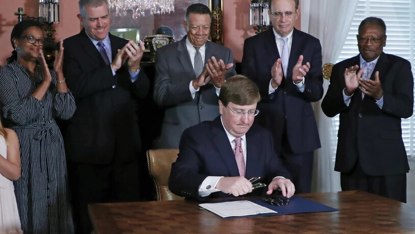 Der Gouverneur des US-Gliedstaates Mississippi Tate Reeves hat mit seiner Unterschrift den Weg für eine neue Flagge in seinem Bundesstaat freigemacht.
