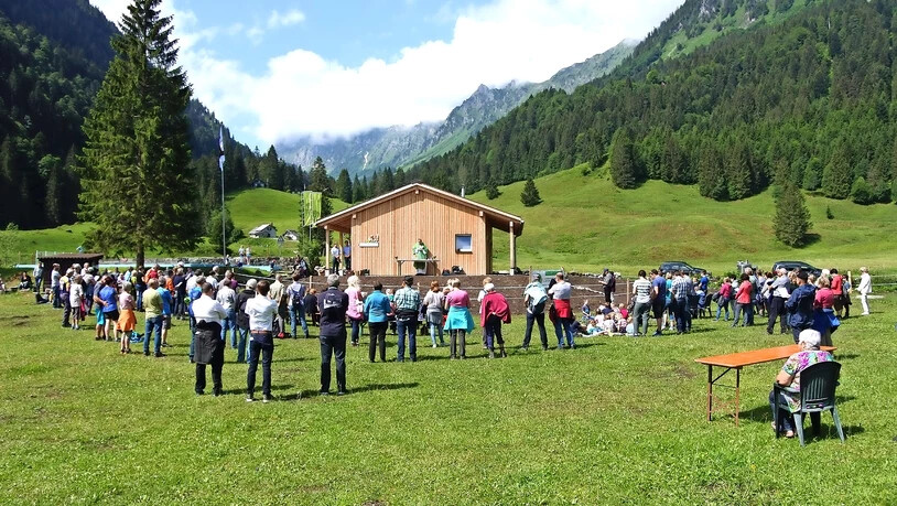 Dekan Harald Eichhorn gestaltet den Alpgottesdienst mit dem auch die Fertigstellung des neuen Mehrzweckgebäudes gefeiert wird.