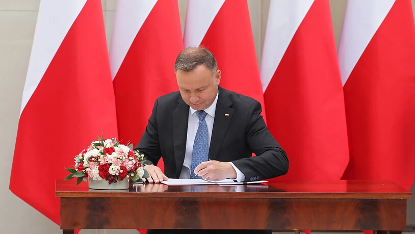 Polen Präsident Andrzej Duda unterzeichnet einen Vorschlag für eine Verfassungsänderung, wonach gleichgeschlechtliche Paare von der Adoption von Kindern ausgeschlossen werden sollen. Foto: Pawel Supernak/PAP/dpa