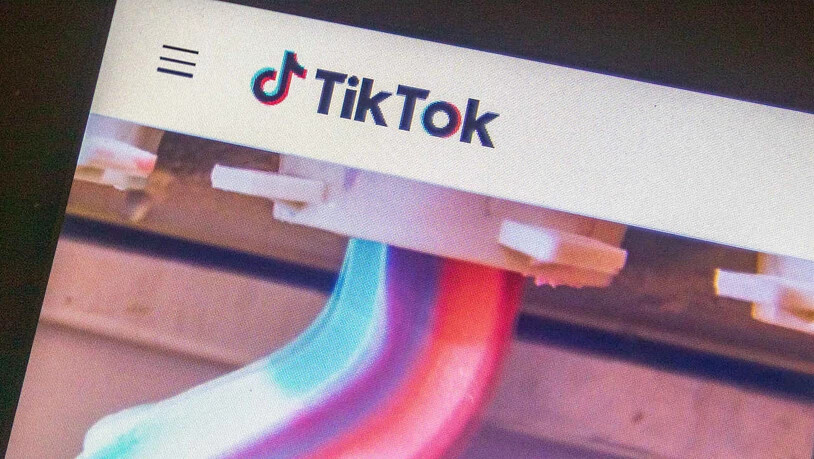 Blick auf einen Monitor auf dem die Videoplattform TikTok geöffnet ist. Aus Angst vor dem neuen Gesetz zum Schutz der nationalen Sicherheit in Hongkong zieht sich die populäre internationale Videoplattform TikTok aus der chinesischen…