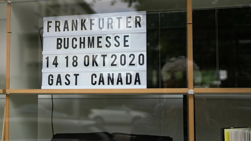 ARCHIV - Ein Schild mit dem Termin der diesjährigen Buchmesse steht in einem Fenster im Gebäude des Börsenvereins des Deutschen Buchhandels in der Frankfurter Braubachgasse. (zu dpa «Kanada verschiebt Ehrengast-Auftritt auf Buchmesse um ein Jahr») Foto:…
