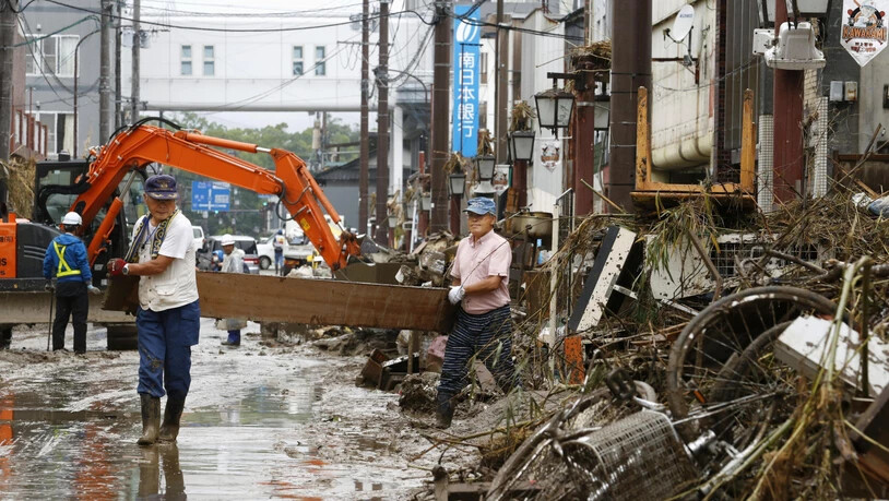 Menschen im Süden Japans versuchen ihre Strassen zu räumen. ( Foto: Kenzaburo Fukuhara/AP/KEYSTONE-SDA)