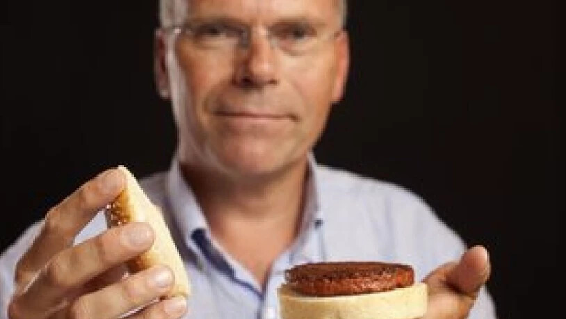 Bell verstärkt sein Engagement im Bereich Kunstfleisch - im Bild Mosa Meat-Wissenschaftschef Mark Post mit dem ersten im Labor gezüchteten Hamburger des Unternehmens. (Bild Mosa Meat)