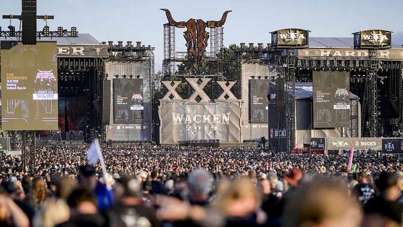 ARCHIV - Festivalteilnehmerin des WOA (Wacken Open Air) feiern vor den Bühnen. Als Ersatz für das coronabedingt in diesem Sommer abgesagte Heavy-Metal-Festival im schleswig-holsteinischen Wacken planen die Veranstalter ein Online-Event. Foto: Axel…