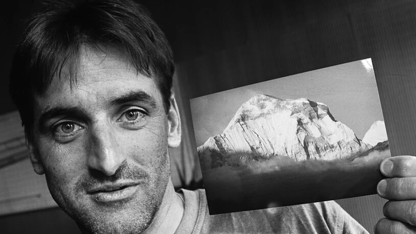 Norbert Joos und der Himalaja: 1995 posiert der Schweizer Bergsteiger neben dem einzigen Achttausender, den er nie bezwingen konnte