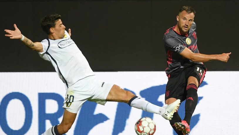 Bemüht, aber nicht erfolgreich: Benficas Schweizer Stürmer Haris Seferovic (re.) kommt gegen Famalicãos Ruben Lameiras zum Abschluss