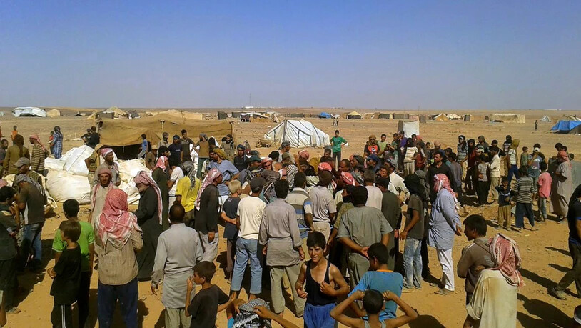 Hungernde als Spielball der Macht: Menschen bei einer Lebensmittelverteilung in einem Flüchtlingslager an der syrisch-jordanischen Grenze. (Archivbild)