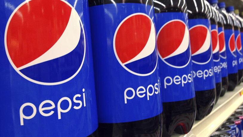 Nicht nur Getränke im Angebot: Eine hohe Nachfrage nach Chips und anderen Knabbereien hilft Pepsi in der Coronakrise. (Archivbild)