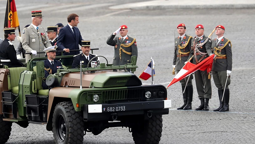 Der französische Staatschef Emmanuel Macron passiert das Schweizer Armeedetachement an der Feier in Paris zum französischen Nationalfeiertag.