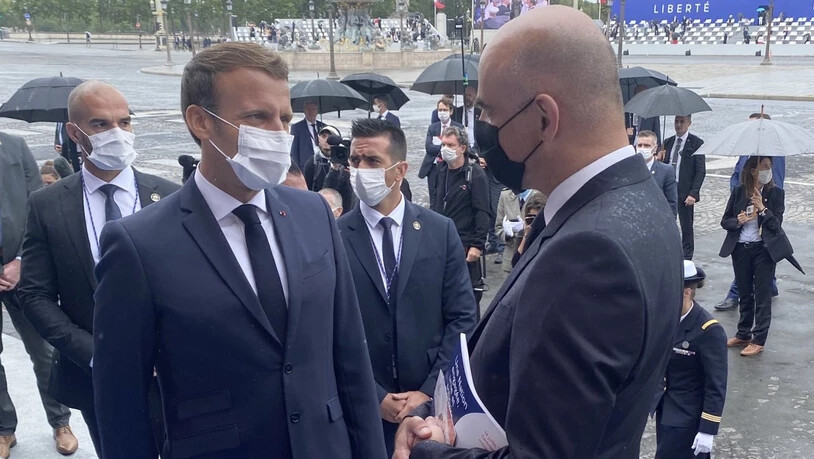 Der französische Staatschef Emmanuel Macron im Gespräch mit dem Schweizer Gesundheitsminister Alain Berset.