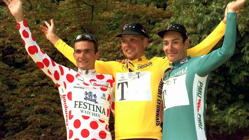 Jan Ullrich lässt sich am Ende der Tour de France 1997 in Paris im Gelben Trikot feiern