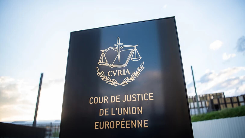 ARCHIV - Ein Schild mit der Aufschrift «Cour de Justice de l'Union Europeene» steht vor dem Europäischen Gerichtshof im Europaviertel. Foto: Arne Immanuel Bänsch/dpa