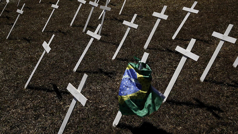 In Brasilien nimmt die Zahl der Personen, die an der Lungenkrankheit Covid-19 gestorben sind, weiter rasant zu. Staatspräsident Jair Bolsonaro ist ebenfalls positiv auf das Virus getestet worden.(Archivbild)