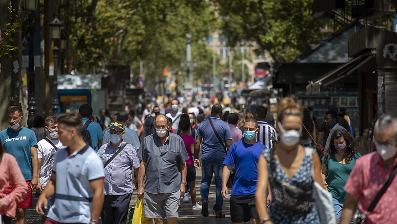 Menschen spazieren entlang der Ramblas von Barcelona. Foto: Emilio Morenatti/AP/dpa