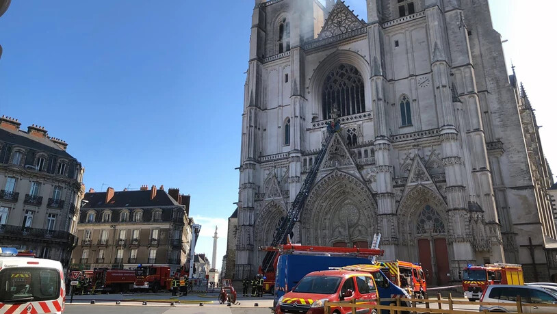 Die Feuerwehr hat den Brand in der Kathedrale in Nantes unter Kontrolle gebracht.