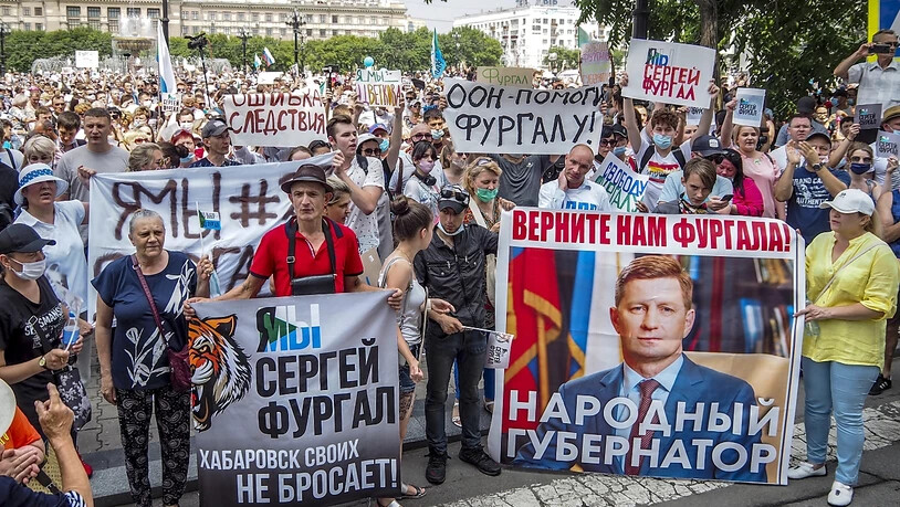Menschen nehmen in Chabarowsk an einer Protestveranstaltung zur Unterstützung von Gouverneur Furgal teil. Im äußersten Osten Russlands haben nach der Festnahme des Gouverneurs Sergej Furgal Zehntausende Menschen demonstriert. Foto: Igor Volkov/AP/dpa