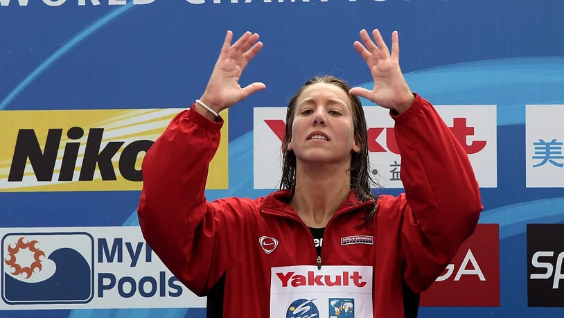 Die siegreiche Open-Water-Schwimmerin Swann Oberson auf dem WM-Podest über 5 km in Schanghai 2011