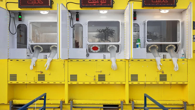 Handschuhe hängen aus Öffnungen einer mobilen Corona-Teststation in Ost-Jerusalem. Die Zahl der täglichen Neuinfektionen mit dem Coronavirus in Israel ist so hoch wie nie zuvor seit Beginn der Pandemie. Foto: Oded Balilty/AP/dpa