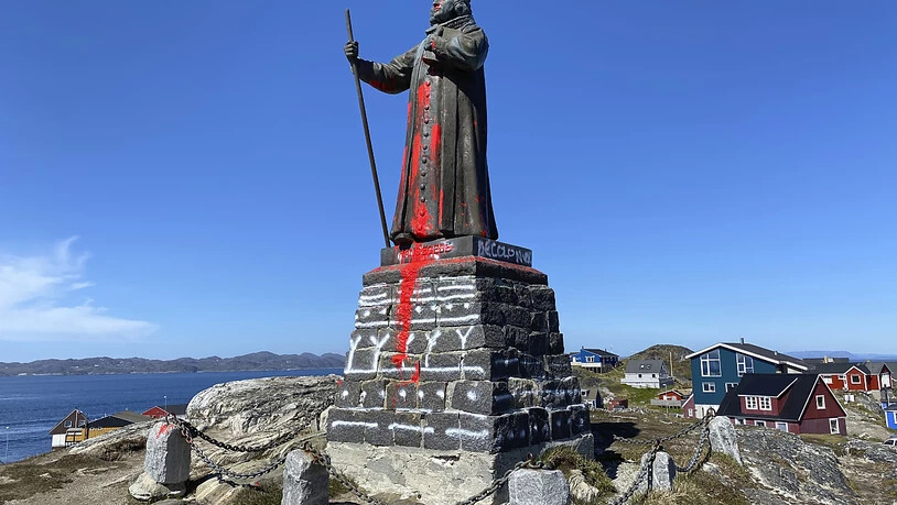ARCHIV - Die Statue von Hans Egede, Missionar aus Norwegen, wurde mit roter Farbe beschmiert. Egede war ein Missionar dänischer Abstammung, der die Missionsbemühungen in Grönland startete. (zu dpa "Grönländer wollen Statue von dänisch-norwegischem…