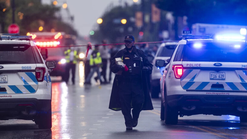Polizisten untersuchen den Tatort einer Schießerei. Infolge einer Schießerei in Chicago sind nach Angaben der Polizei 14 Menschen mit Verletzungen ins Krankenhaus gekommen. Foto: Tyler Lariviere/Chicago Sun-Times/AP/dpa
