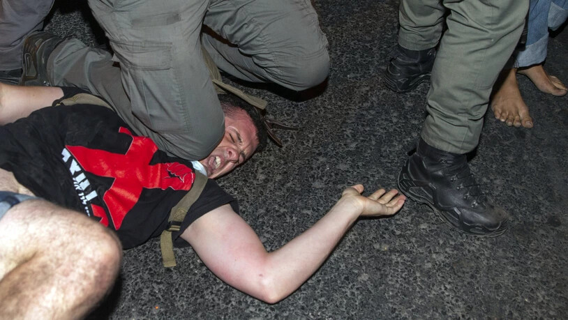 Bei einer Kundgebung gegen den israelischen Regierungschef Benjamin Netanjahu ist die Polizei gewaltsam gegen die Demonstranten vorgegangen.