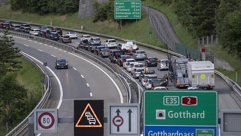 Stehende Kolonne bei Wassen UR. Laut der Urner Kantonspolizei gibt es auf der wichtigsten Nord-Süd-Achse der Schweiz weniger Reiseverkehr als in früheren Jahren. (Archivbild)