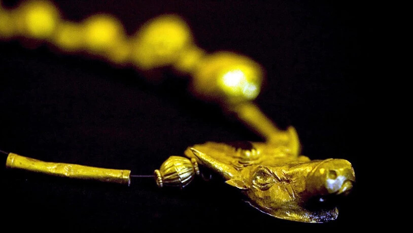 Aus einem Thrakischen Goldschatz, 3. Jh.v.Chr.: Damals wie heute war und ist Gold ein Symbol für göttlichen Glanz und teuflische Gier. In seiner Kulturgeschichte "Das Gold der Träume" beleuchtet der Schweizer Autor Ralph Dutli diese Ambivalenz. …