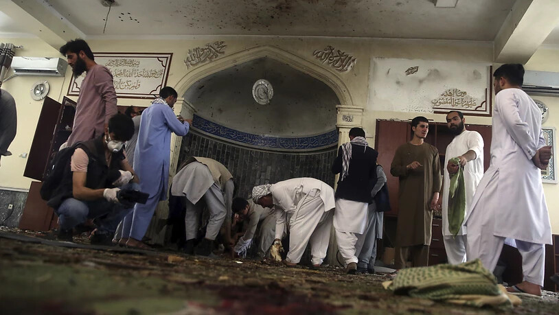 ARCHIV - Männer inspizieren das Innere einer Moschee nach einem Bombenanschlag im Juni. Foto: Rahmat Gul/AP/dpa