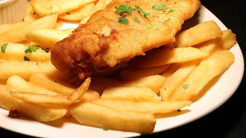 ARCHIV - Fish and Chips, serviert in einem Restaurant in London. Foto: picture alliance / Friso Gentsch/dpa