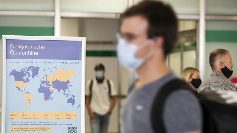 Wer aus einem der 42 Länder auf der BAG-Risikoliste in die Schweiz einreist, muss in Quarantäne, auch wenn die Person einen negativen Coronavirus-Test vorweisen kann. (Archivbild)