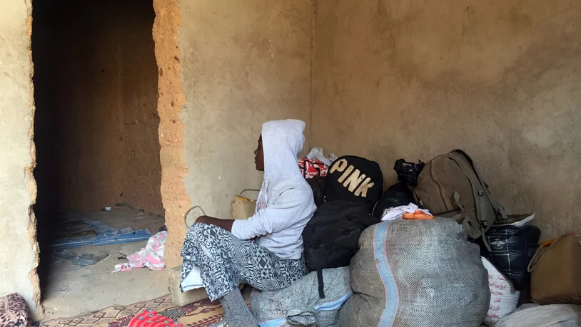ARCHIV - Eine Nigerianerin sitzt in einem Ghetto in der nigrischen Stadt Agadez, einem Umschlagpunkt für Flüchtlinge am Rande der Sahara, kurz vor ihrer Abfahrt nach Libyen. Foto: picture alliance / Kristin Palitza/dpa