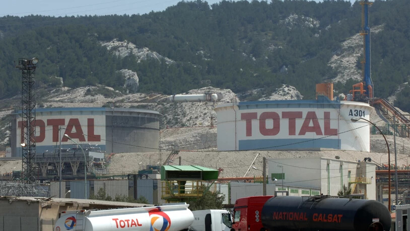 Der Ölkonzern Total hat unter dem Verfall des Ölpreises zu leiden. (Archivbild)