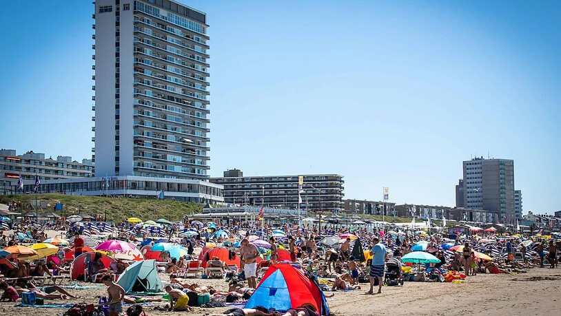 Zahlreiche Menschen genießen das heiße Wetter am Strand nahe dem Bahnhof Zandvoort. Foto: "laurens Bosch","laurens Bosch L/ANP/dpa