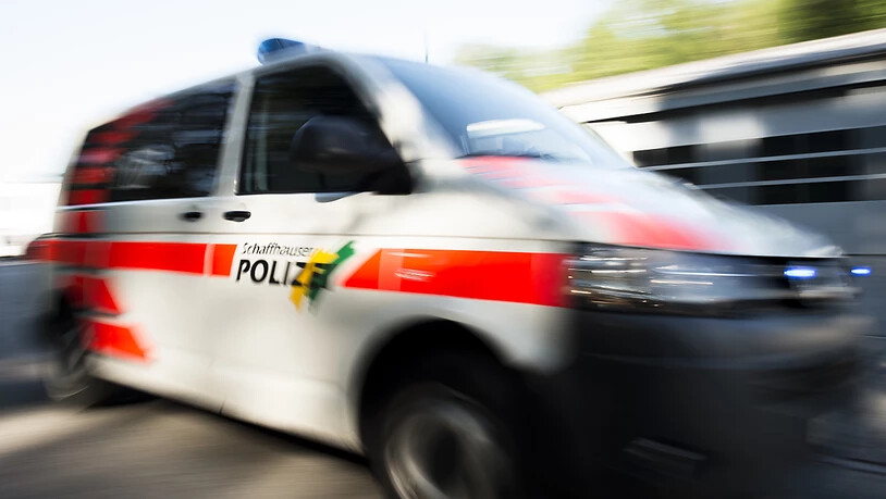 Drei Polizisten sind bei einem Einsatz wegen eines randalierenden Mannes am Freitagmorgen in Neuhausen SH von dem 31-Jährigen verletzt worden. (Symbolbild)