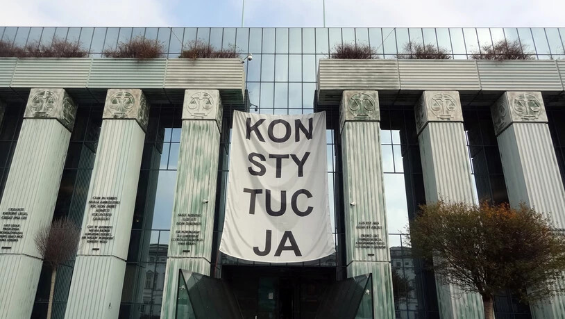 ARCHIV - Über dem Haupteingang des Obersten Gerichts in Warschau hängt ein Banner mit der Aufschrift «Konsytucja» (Verfassung). Foto: Natalie Skrzypczak/dpa