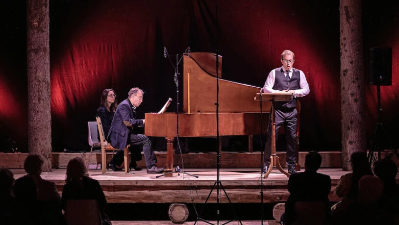 Jan Schultsz begleitet am Hammerflügel von 1842 in der zum stimmungsvollen Konzertsaal umfunktionierten Reithalle von St. Moritz den deutschen Tenor Daniel Behle.