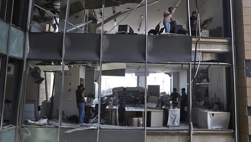 Anwohner stehen in einem Gebäude, das durch die massive Explosion im Hafen von Beirut stark beschädigt wurde. Auch eine Diplomatin der deutschen Botschaft ist unter den mehr als 130 Toten. Foto: Bilal Hussein/AP/dpa