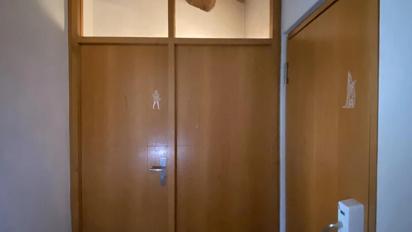 Ungleichbehandlung der Geschlechter: Die Tür zum Pissoir (links) kann ohne Kosten passiert werden. Frauen zahlen einen Franken.