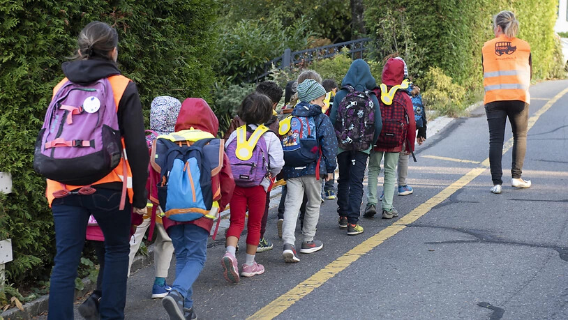 Kinder gehen per Pedibus in die Schule. BFU und Verkehrsverbände empfehlen den Eltern, den Schulweg vorher zu üben. (Archivbild)