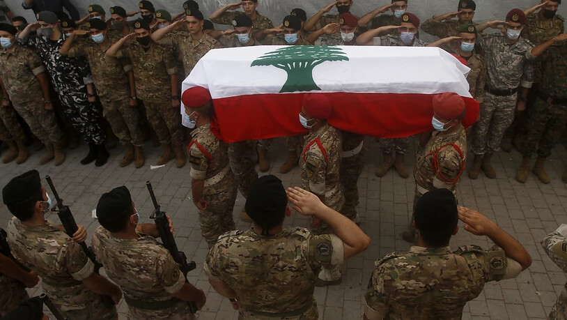 Libanesische Soldaten tragen bei einem Trauerzug den Sarg eines Leutnants, der bei der verheerenden Explosion ums Leben kam. Foto: Mohammed Zaatari/AP/dpa
