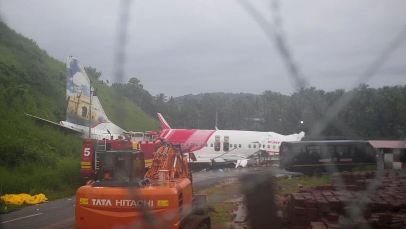 Das Wrack einer Air-India-Express-Maschine, die bei der Landung über die Landebahn hinaus geschlittert ist. Foto: C.K.Thanseer/AP/dpa