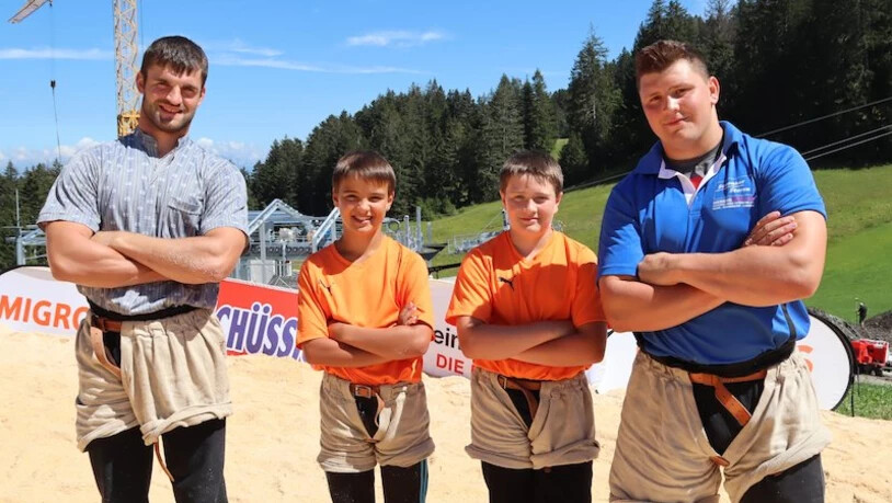 Die Teilverbandssieger David Schmid (links) und Nick Alpiger mit den beiden Glarnern Jonas Ebnöther (Zweiter von links) und Mauro Hösli.