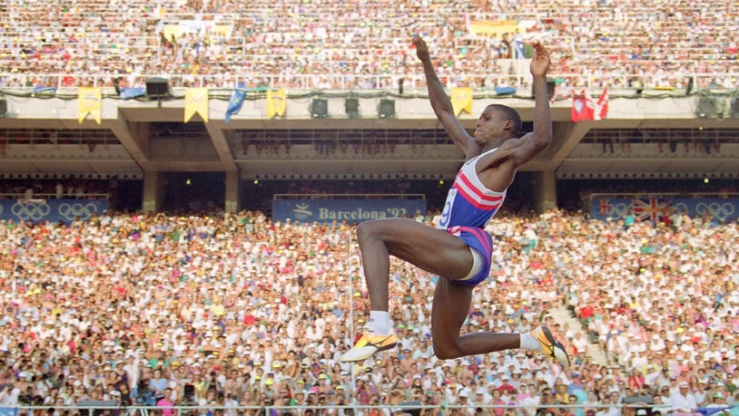 Carl Lewis fliegt zu Gold. In dieser Aufnahme an den Olympischen Spielen 1992 in Barcelona.