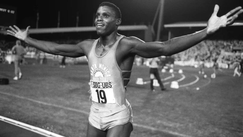 Carl Lewis lässt sich 1988 nach dem Sieg im 100-m-Lauf in 9,93 Sekunden vom Publikum feiern.
